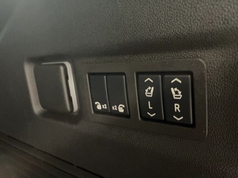 Used 2024 GMC Yukon XL Denali AWD/4WD image 23