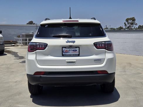 Used 2018 Jeep Compass Latitude w/ Popular Equipment Group FWD image 5