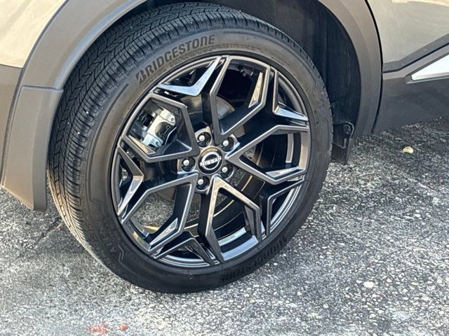 Used 2025 Nissan Kicks SR FWD image 15