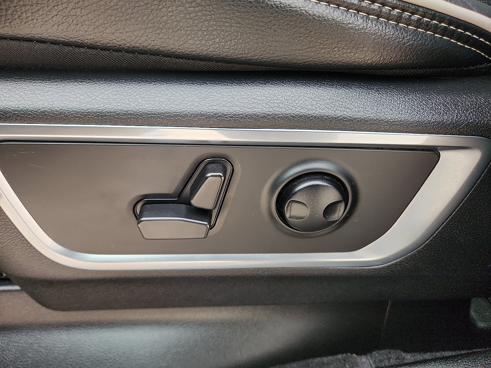 Used 2025 RAM 1500 Laramie AWD/4WD image 14