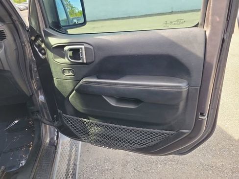 Used 2018 Jeep Wrangler Unlimited Sahara image 32