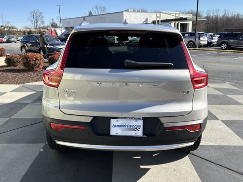 Used 2025 Volvo XC40 B5 Core image 9