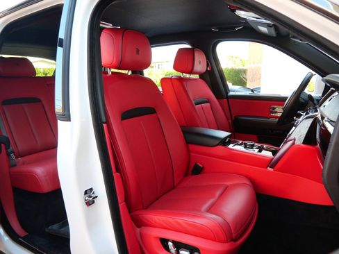 Used 2022 Rolls-Royce Cullinan w/ Cullinan Package image 29