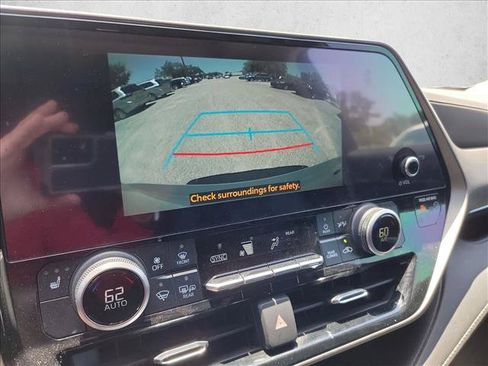 Used 2024 Toyota Highlander XLE FWD image 19