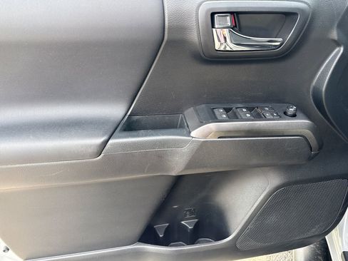 Used 2019 Toyota Tacoma TRD Off-Road AWD/4WD image 15