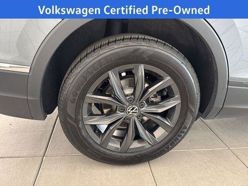 Used 2024 Volkswagen Tiguan SE w/ Panoramic Sunroof Package image 12