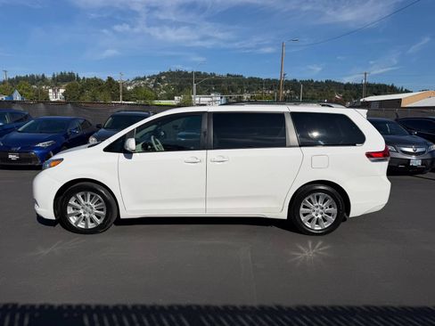 Used 2011 Toyota Sienna XLE AWD/4WD image 9
