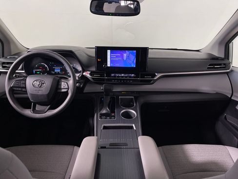 Used 2025 Toyota Sienna LE w/ LE Plus Package FWD image 14