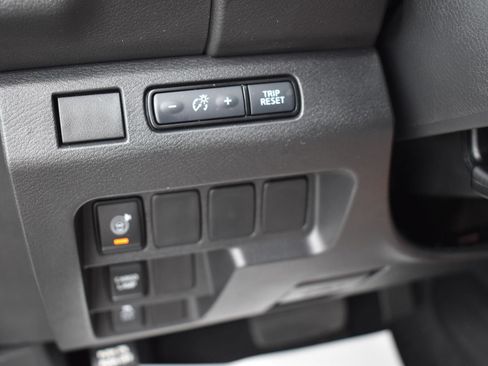 Used 2025 Nissan Frontier SV image 40