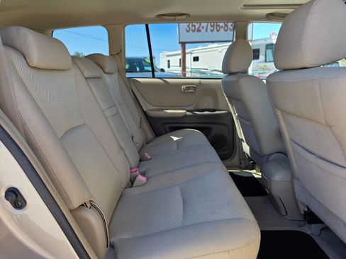 Used 2005 Toyota Highlander 4WD V6 w/ 3rd Row image 14