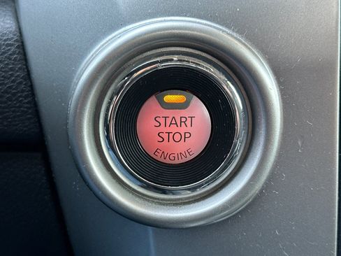 Used 2017 Nissan Titan SV image 23