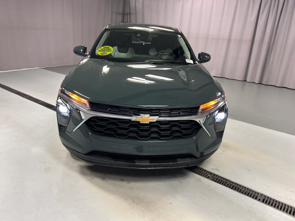 Used 2026 Chevrolet Trax LS w/ LS Convenience Package FWD image 2