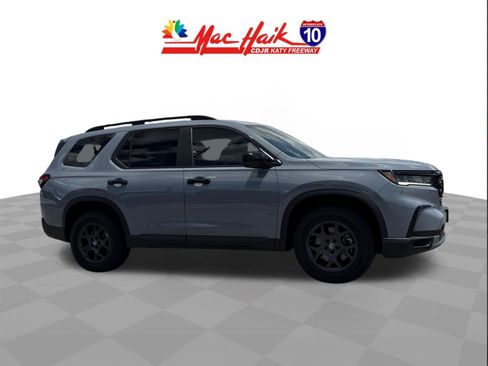 Used 2025 Honda Pilot TrailSport image 1