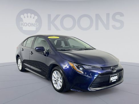 Used 2025 Toyota Corolla LE w/ LE Premium Package FWD image 2