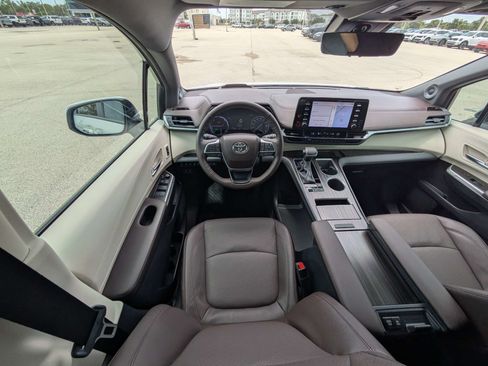 Used 2024 Toyota Sienna Platinum FWD image 19
