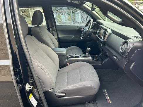 Used 2017 Toyota Tacoma TRD Off-Road AWD/4WD image 17