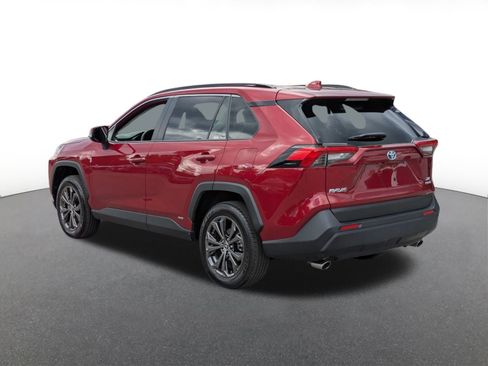 Used 2022 Toyota RAV4 XLE Premium image 4