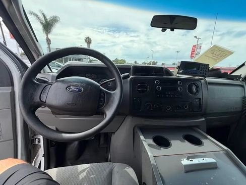 Used 2009 Ford E-350 and Econoline 350 Extended Super Duty RWD image 6