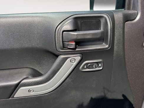 Used 2018 Jeep Wrangler Sahara w/ Connectivity Group AWD/4WD image 21