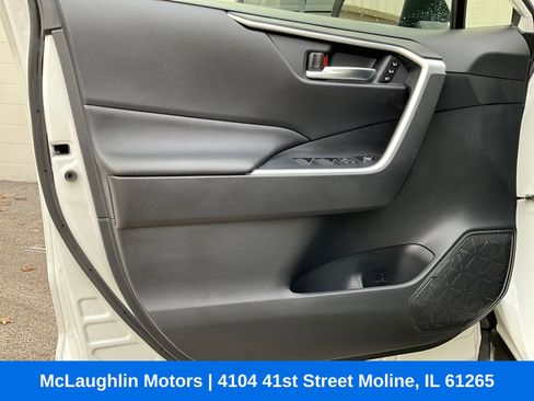 Used 2022 Toyota RAV4 XLE Premium image 10