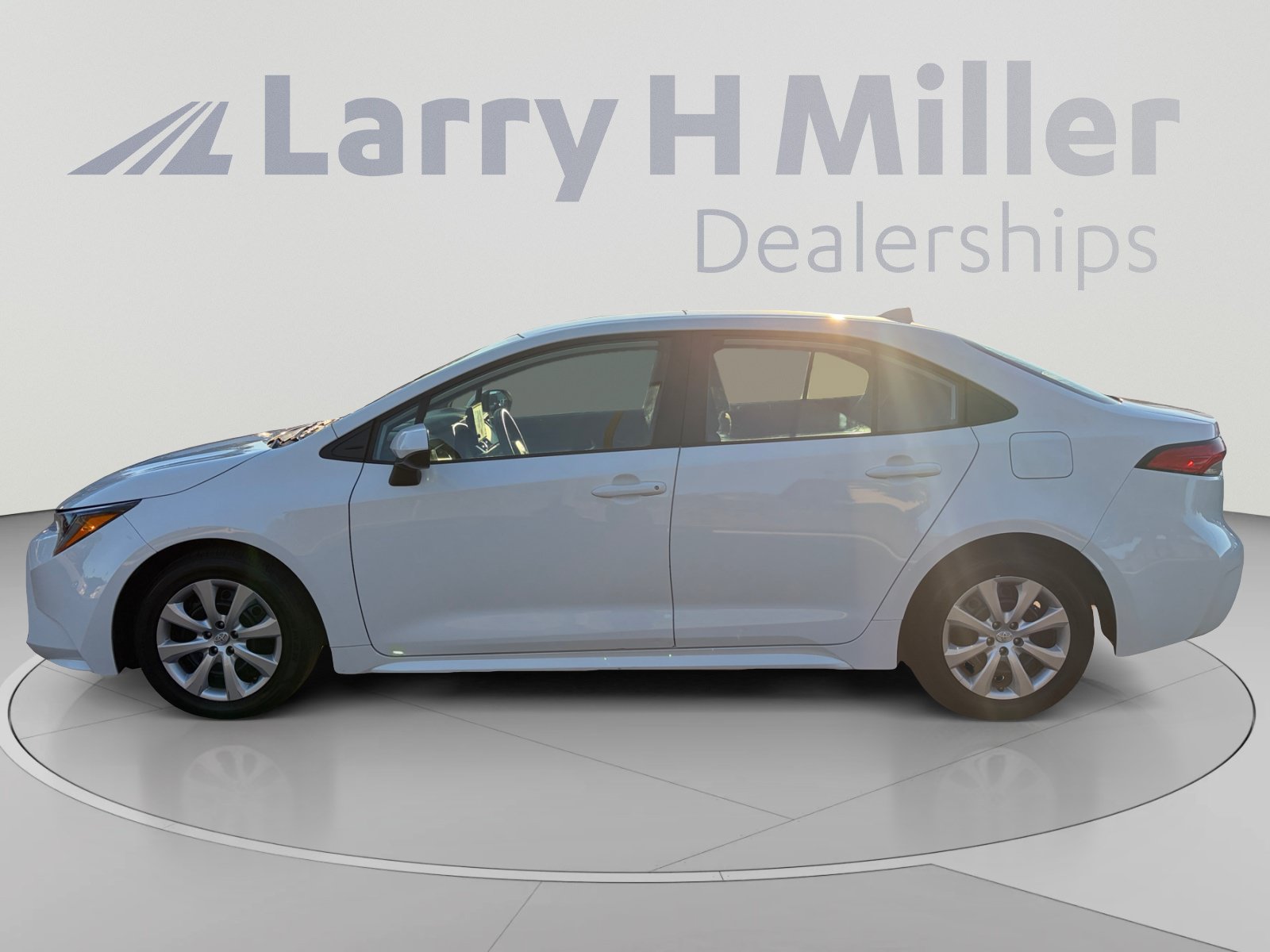 Used 2025 Toyota Corolla LE FWD image 2