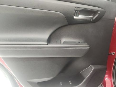 Used 2021 Toyota Highlander XLE FWD image 9