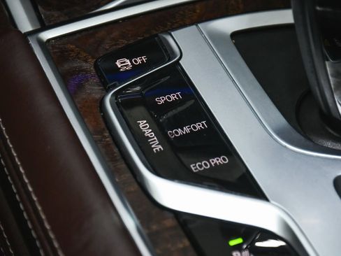 Used 2022 BMW 750i xDrive w/ Executive Package image 54