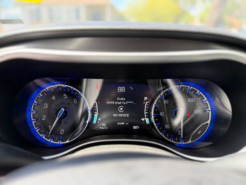 Used 2024 Chrysler Pacifica Touring-L FWD image 11