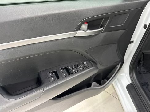 Used 2019 Hyundai Elantra SE w/ Cargo Package FWD image 9