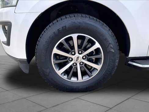Used 2018 Ford Expedition Max XLT w/ Equipment Group 202A AWD/4WD image 11