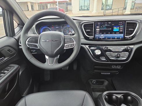 Used 2025 Chrysler Pacifica Select FWD image 10