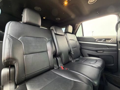 Used 2017 Ford Explorer XLT w/ Equipment Group 202A AWD/4WD image 38
