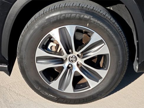 Used 2023 Toyota Highlander XLE image 9