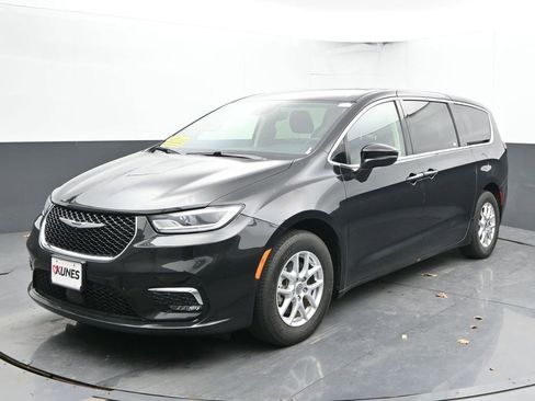 Used 2023 Chrysler Pacifica Touring-L image 6