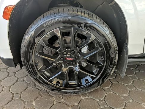 Used 2023 GMC Yukon XL Denali image 9