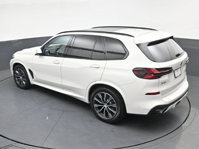 Used 2024 BMW X5 xDrive40i w/ M Sport Package AWD/4WD image 28