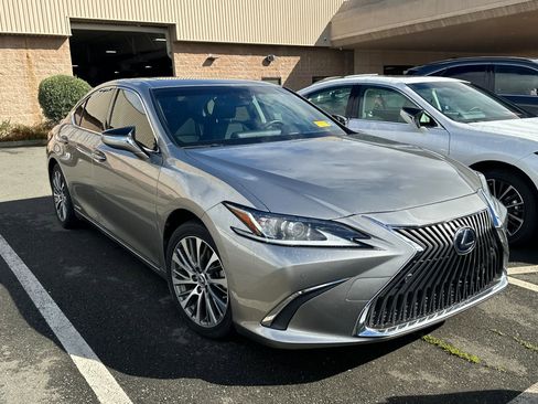 Used 2019 Lexus ES 300h w/ Premium Package image 2