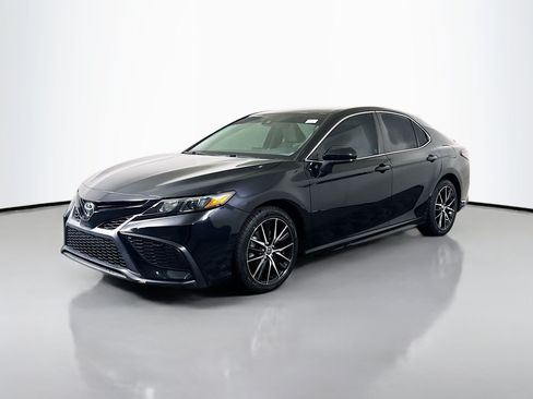 Used 2021 Toyota Camry SE FWD image 4