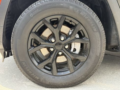Used 2025 Jeep Grand Cherokee Altitude AWD/4WD image 12