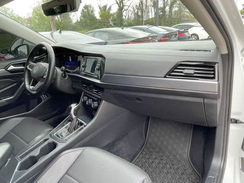 Used 2022 Volkswagen Jetta SE image 9