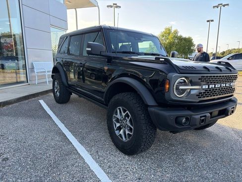 Used 2025 Ford Bronco Badlands AWD/4WD image 3
