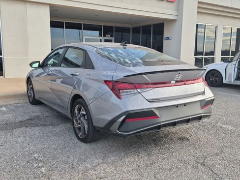 Used 2025 Hyundai Elantra Sport image 3