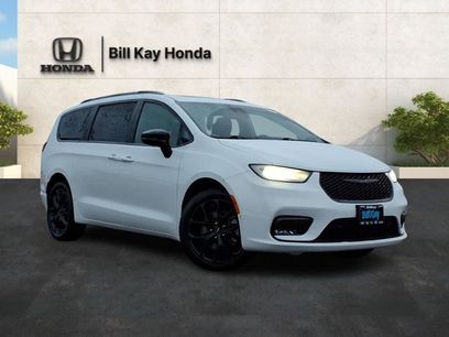 Used 2023 Chrysler Pacifica Limited w/ Uconnect Theater Family Group