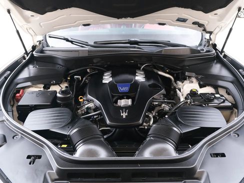 Used 2017 Maserati Levante S image 18