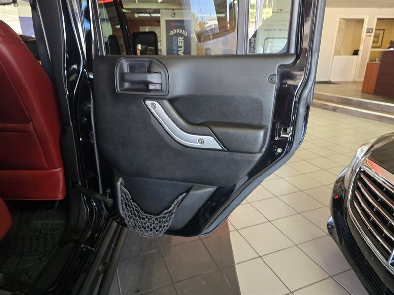 Used 2013 Jeep Wrangler Unlimited Rubicon AWD/4WD image 16