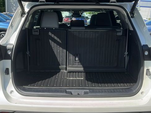 Used 2020 Toyota Highlander XLE image 26