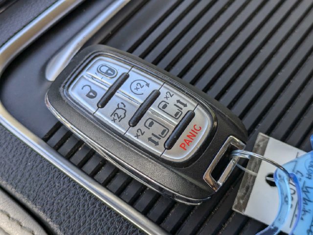 Used 2023 Chrysler Pacifica Limited FWD image 38