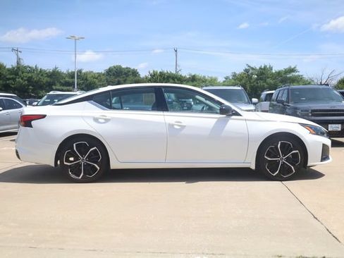 Certified 2025 Nissan Altima 2.5 SR FWD image 3