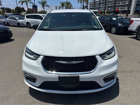 Used 2024 Chrysler Pacifica Limited FWD image 2