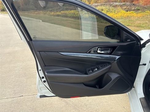 Used 2023 Nissan Maxima SR w/ Sport Mat Group image 9